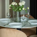 Cozy With Air Conditioner And Parking By Renters Apartman