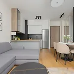 Cozy With Air Conditioner And Parking By Renters Apartman