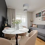 Cozy With Air Conditioner And Parking By Renters Apartman *