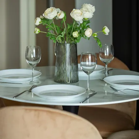 Cozy With Air Conditioner And Parking By Renters Apartament