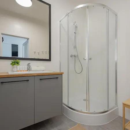 Cozy With Air Conditioner And Parking By Renters