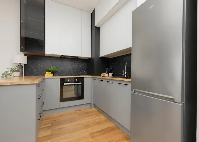 Cozy With Air Conditioner And Parking By Renters Warszawa