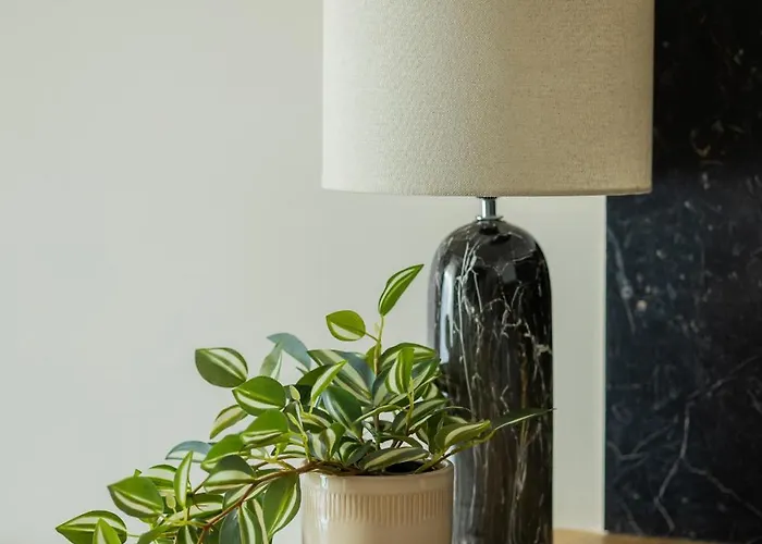 Cozy With Air Conditioner And Parking By Renters Lejlighed *